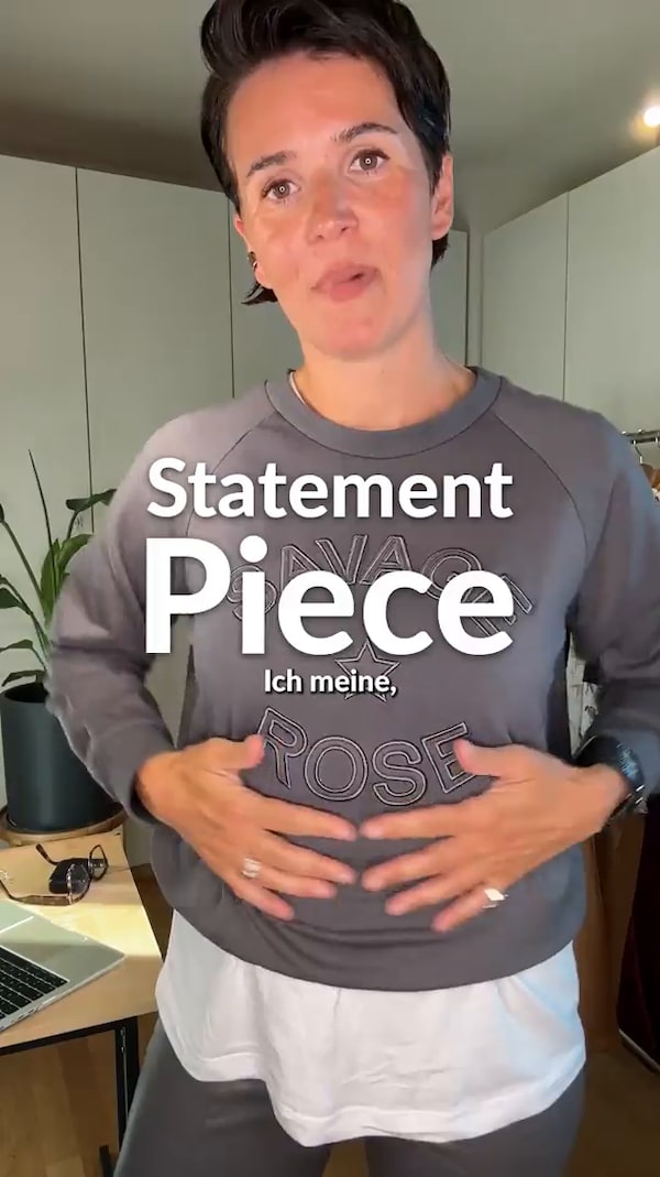Statement-Piece&nbsp;zum&nbsp;Wohlfühlen.&nbsp;✨<br/><br/>Dieser&nbsp;kuschelige&nbsp;Sweater&nbsp;mit&nbsp;hochwertigem&nbsp;Label-Aufstick&nbsp;vereint&nbsp;Komfort&nbsp;und&nbsp;Stil.&nbsp;Ob&nbsp;lässig&nbsp;mit&nbsp;Jeans&nbsp;und&nbsp;Sneakern&nbsp;oder&nbsp;elegant&nbsp;mit&nbsp;Stoffhose&nbsp;und&nbsp;Blazer:&nbsp;er&nbsp;passt&nbsp;sich&nbsp;deinem&nbsp;Look&nbsp;an&nbsp;und&nbsp;setzt&nbsp;dabei&nbsp;immer&nbsp;ein&nbsp;modisches&nbsp;Statement.<br/><br/>Folge&nbsp;uns&nbsp;sei&nbsp;beim&nbsp;nächsten&nbsp;Stream&nbsp;mit&nbsp;dabei🤗