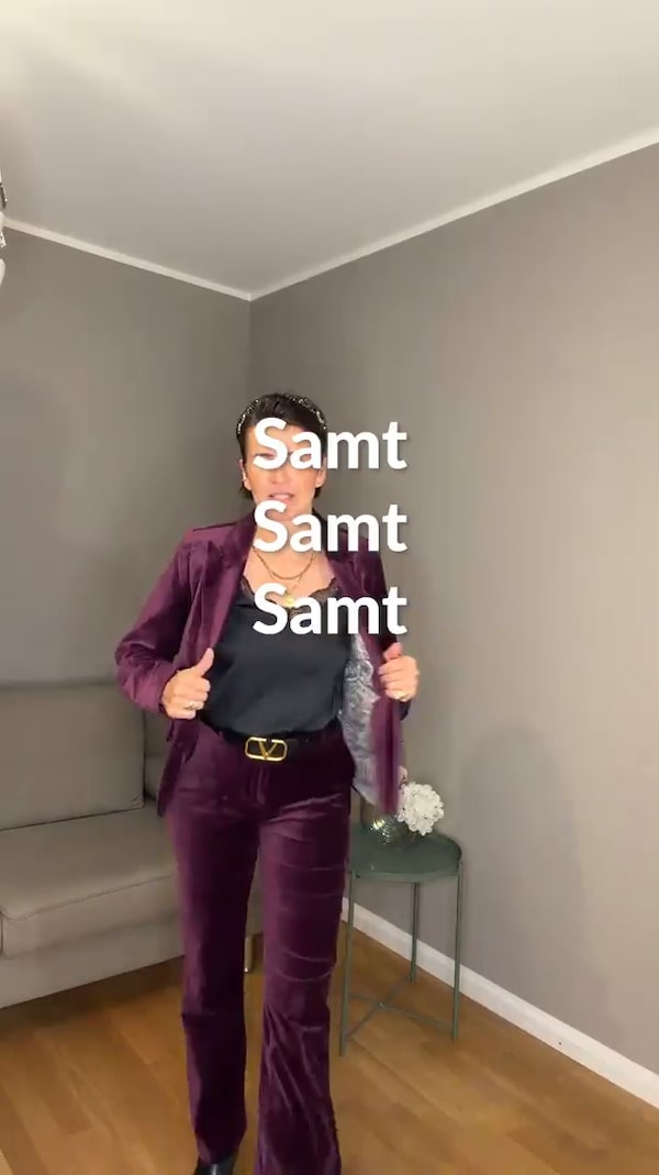 Samtig&nbsp;weich&nbsp;und&nbsp;trotzdem&nbsp;voller&nbsp;Power&nbsp;–&nbsp;dieser&nbsp;Blazer&nbsp;macht&nbsp;jeden&nbsp;Look&nbsp;ein&nbsp;bisschen&nbsp;besonderer.&nbsp;✨<br/>Mit&nbsp;klassischem&nbsp;Reverskragen&nbsp;und&nbsp;stilvollen&nbsp;Details&nbsp;passt&nbsp;er&nbsp;genauso&nbsp;gut&nbsp;zur&nbsp;Lieblingshose&nbsp;wie&nbsp;zum&nbsp;Rock.&nbsp;🤍