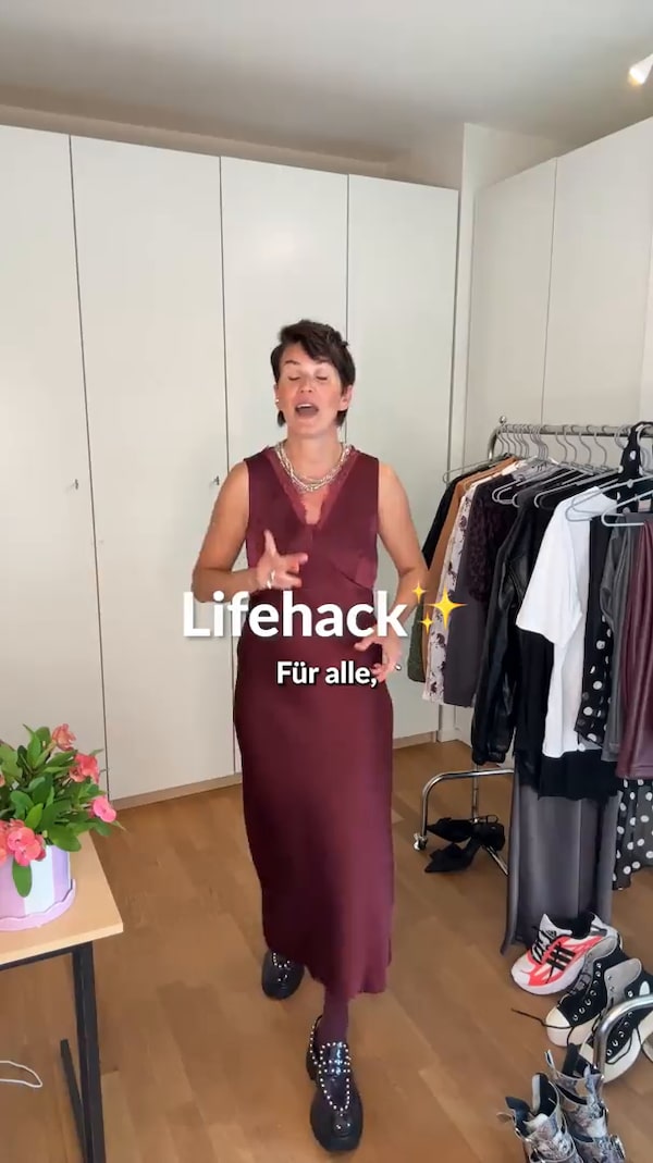 Du&nbsp;möchtest&nbsp;dein&nbsp;Kleid&nbsp;ganz&nbsp;easy&nbsp;etwas&nbsp;taillierter&nbsp;stylen?&nbsp;Mit&nbsp;einem&nbsp;kleinen&nbsp;Gummiband&nbsp;zauberst&nbsp;du&nbsp;im&nbsp;Handumdrehen&nbsp;eine&nbsp;schmeichelnde&nbsp;Mitte&nbsp;und&nbsp;gibst&nbsp;deinem&nbsp;Look&nbsp;gleichzeitig&nbsp;ein&nbsp;besonderes&nbsp;Detail.&nbsp;Folgt&nbsp;mir&nbsp;für&nbsp;mehr&nbsp;einfache&nbsp;Fashion-Lifehacks!&nbsp;✨