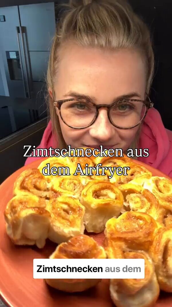 ZIMTSCHNECKEN&nbsp;&nbsp;aus&nbsp;der&nbsp;Heißluftfritteuse<br/>Super&nbsp;schnell&nbsp;&&nbsp;super&nbsp;fluffig🤤<br/><br/>Schaut&nbsp;unbedingt&nbsp;gleich&nbsp;um&nbsp;11&nbsp;Uhr&nbsp;in&nbsp;meinen&nbsp;LIVESTREAM&nbsp;hier&nbsp;in&nbsp;der&nbsp;HSE&nbsp;APP&nbsp;vorbei,&nbsp;dort&nbsp;gibt&nbsp;es&nbsp;diese&nbsp;coole&nbsp;Heißluftfritteuse&nbsp;zu&nbsp;einem&nbsp;SONDERPREIS&nbsp;von&nbsp;56€😱<br/><br/>✔️Zutaten✔️<br/>1&nbsp;Rolle&nbsp;Croissantteig<br/>1EL&nbsp;Butter<br/>2EL&nbsp;Zucker<br/>2TL&nbsp;Zimt<br/>🎁Mit&nbsp;dem&nbsp;Code&nbsp;LARA20&nbsp;spart&nbsp;ihr&nbsp;bis&nbsp;zum&nbsp;26.03.2025&nbsp;-&nbsp;20%&nbsp;auf&nbsp;die&nbsp;Heißluftfritteuse&nbsp;von&nbsp;HSE🎁<br/><br/>Habt&nbsp;ihr&nbsp;Fragen?<br/><br/>Ich&nbsp;freue&nbsp;mich&nbsp;auf&nbsp;euch!<br/><br/>Eure&nbsp;Lara<br/><br/>Anzeige