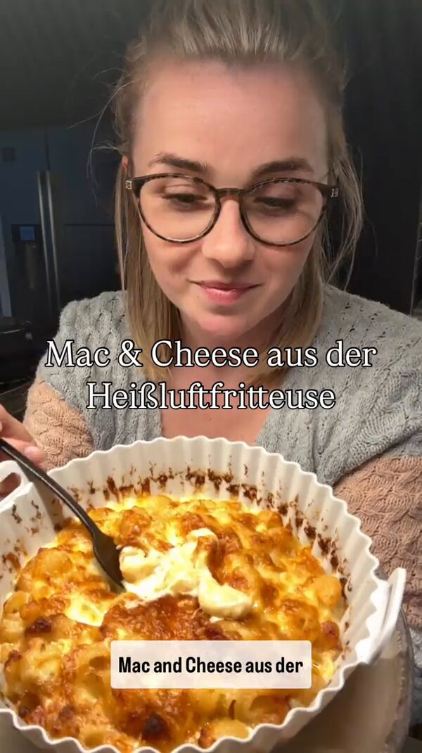 MAC&nbsp;&&nbsp;CHEESE&nbsp;aus&nbsp;der&nbsp;Heißluftfritteuse<br/>Super&nbsp;schnell&nbsp;&&nbsp;super&nbsp;saftig🤤<br/><br/>Schaut&nbsp;unbedingt&nbsp;gleich&nbsp;um&nbsp;18&nbsp;Uhr&nbsp;in&nbsp;meinen&nbsp;LIVESTREAM&nbsp;hier&nbsp;in&nbsp;der&nbsp;HSE&nbsp;APP&nbsp;vorbei,&nbsp;dort&nbsp;gibt&nbsp;es&nbsp;diese&nbsp;coole&nbsp;Heißluftfritteuse&nbsp;NUR&nbsp;NOCH&nbsp;HEUTE&nbsp;zu&nbsp;einem&nbsp;SONDERPREIS&nbsp;von&nbsp;56€😱<br/><br/>✔️Zutaten✔️<br/>70g&nbsp;Nudeln<br/>150g&nbsp;Sahne<br/>50g&nbsp;Wasser<br/>1&nbsp;Prise&nbsp;Salz<br/>1&nbsp;Prise&nbsp;Pfeffer&nbsp;<br/>1&nbsp;Prise&nbsp;Paprika&nbsp;<br/>150g&nbsp;geriebenen&nbsp;Käse&nbsp;<br/><br/>🎁Mit&nbsp;dem&nbsp;Code&nbsp;LARA20&nbsp;spart&nbsp;ihr&nbsp;NUR&nbsp;NOCH&nbsp;HEUTE&nbsp;-&nbsp;20%&nbsp;auf&nbsp;die&nbsp;Heißluftfritteuse🎁<br/><br/>Habt&nbsp;ihr&nbsp;Fragen?<br/><br/>Ich&nbsp;freue&nbsp;mich&nbsp;auf&nbsp;euch!<br/><br/>Eure&nbsp;Lara<br/><br/>Anzeige
