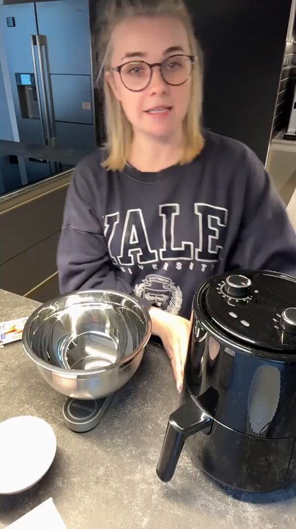 Ein&nbsp;Produkt,&nbsp;was&nbsp;jeder&nbsp;gebrauchen&nbsp;kann!&nbsp;👩🏼‍🍳&nbsp;Zeitsparend,&nbsp;leicht&nbsp;zu&nbsp;bedienen,&nbsp;sicher&nbsp;im&nbsp;Umgang,&nbsp;ihr&nbsp;könnt&nbsp;alles&nbsp;damit&nbsp;machen&nbsp;-&nbsp;und&nbsp;das&nbsp;ganz&nbsp;ohne&nbsp;Fett!&nbsp;<br/>Viel&nbsp;Spaß&nbsp;beim&nbsp;ausprobieren.&nbsp;🥯🧇